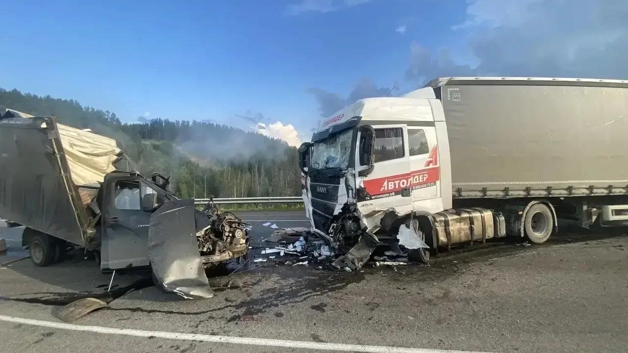 Последствия ДТП с участием легкового автомобиля, ГАЗели и грузовика в Красноярском крае Последствия ДТП с участием легкового автомобиля, ГАЗели и грузовика в Красноярском крае - РИА Новости, 1920, 04.08.2026