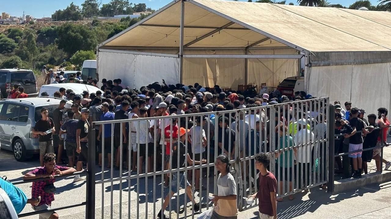Мигранты стоят в очереди за бесплатной едой у мечети в Сеуте - РИА Новости, 1920, 05.08.2026