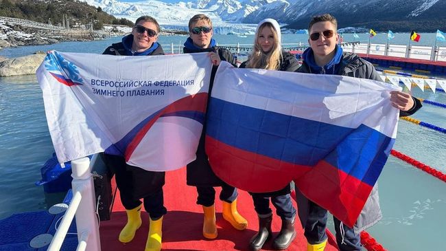 Золотые медалисты на Кубке мира по зимнему плаванию в Аргентине: Алексей Жарков, Петр Ясинский, Василиса Малаева и Матвей Овсейчук