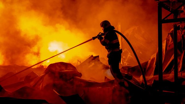 Пожарные на месте удара в Киеве