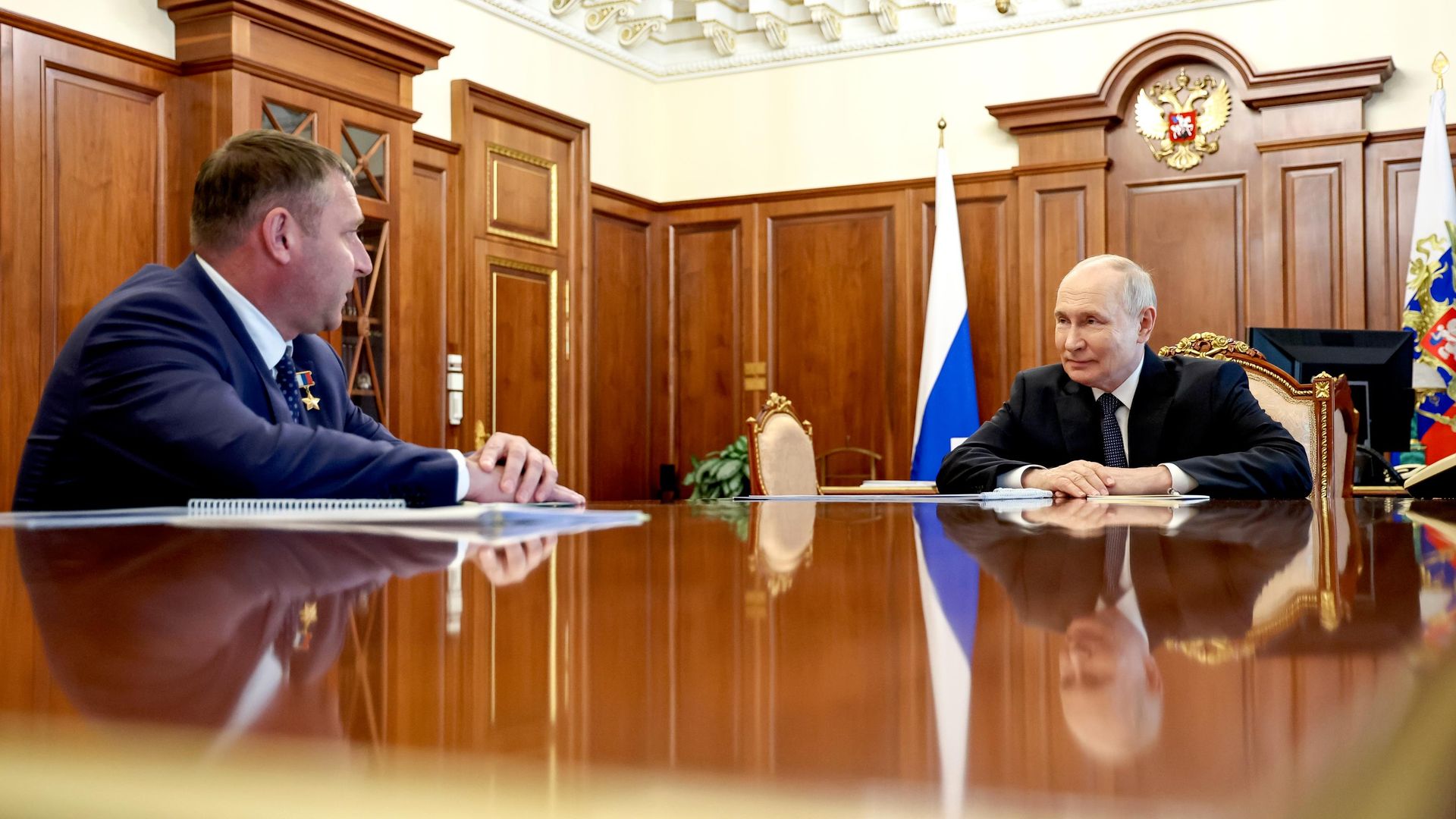 Президент РФ Владимир Путин и временно исполняющий обязанности губернатора Белгородской области Александр Шуваев во время встречи в Кремле - РИА Новости, 1920, 05.08.2026