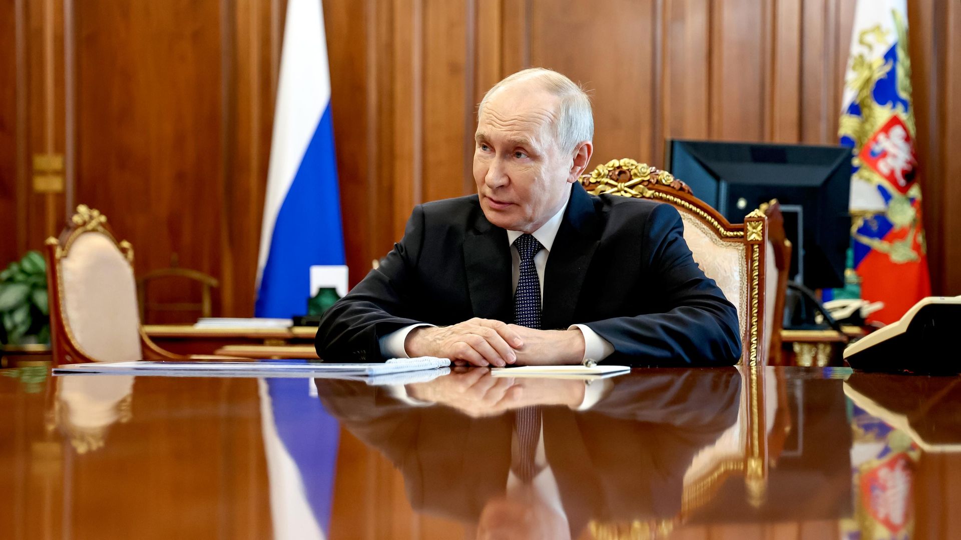 Президент РФ Владимир Путин во время встречи с временно исполняющим обязанности губернатора Белгородской области Александром Шуваевым. 5 августа 2026 Президент РФ Владимир Путин во время встречи с временно исполняющим обязанности губернатора Белгородской области Александром Шуваевым. 5 августа 2026 - РИА Новости, 1920, 05.08.2026
