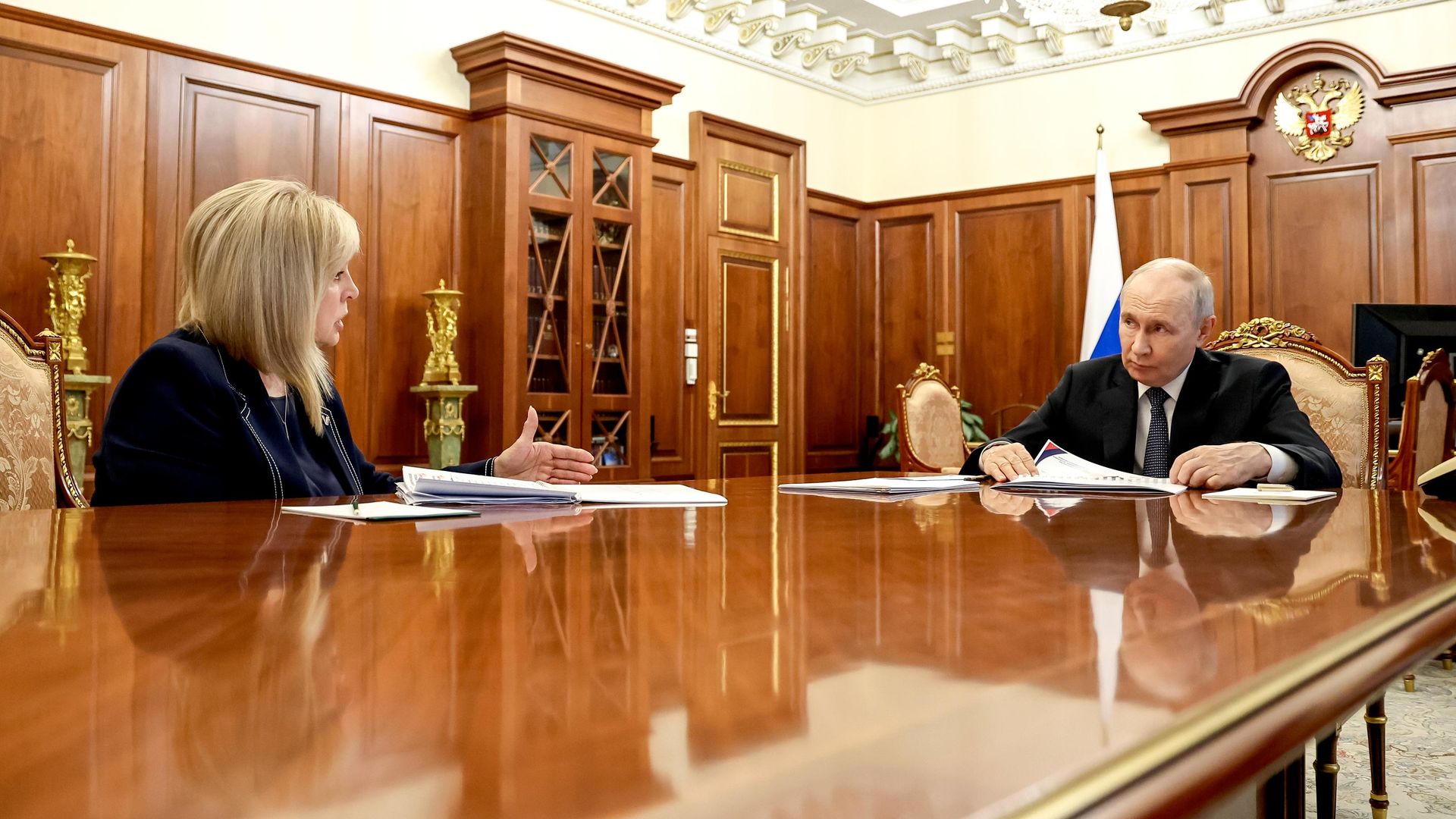 Президент РФ Владимир Путин и председатель ЦИК РФ Элла Памфилова во время встречи в Кремле Президент РФ Владимир Путин и председатель ЦИК РФ Элла Памфилова во время встречи в Кремле - РИА Новости, 1920, 05.08.2026