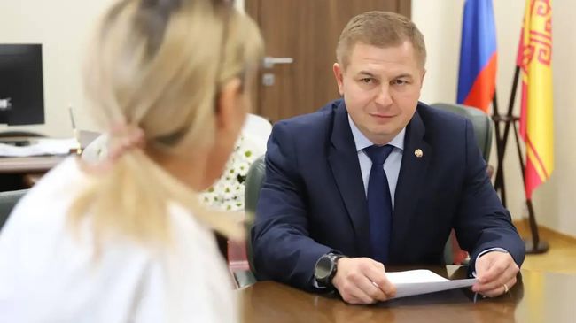 Вице-премьер Правительства Чувашии Владимир Степанов во время вручения подарка Кириллу Александрову