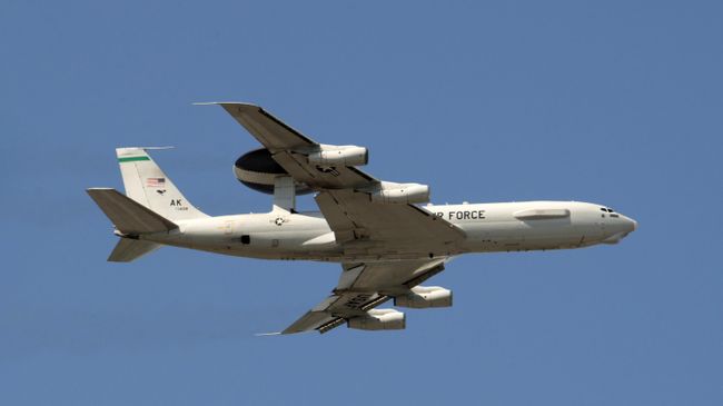 Американский самолет дальнего радиолокационного обнаружения Boeing E-3 Sentry AWACS