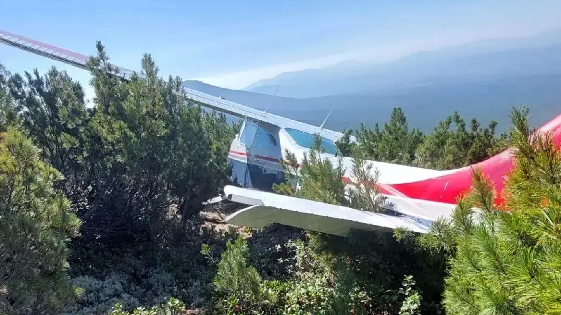 Место крушения легкомоторного самолета Cessna 182 в Бодайбинском районе - РИА Новости, 1920, 06.08.2026