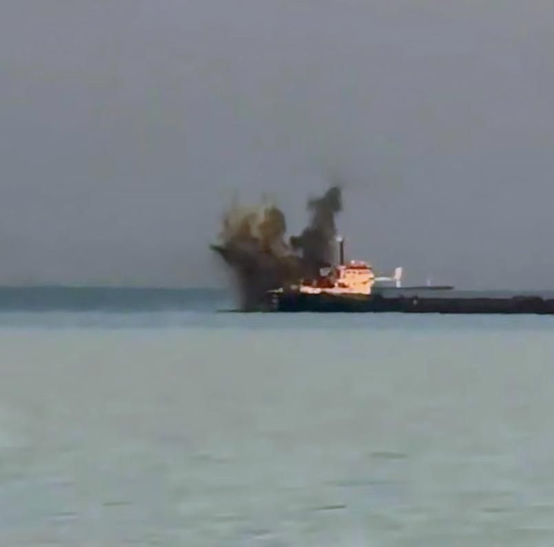 Момент поражения судна с военным грузом для ВСУ в Черном море - РИА Новости, 1920, 06.08.2026