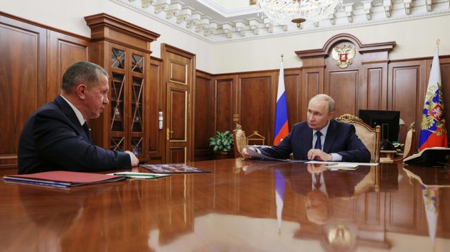 Президент России Владимир Путин и заместитель председателя правительства РФ - полномочный представитель президента в ДВФО Юрий Трутнев во время встречи