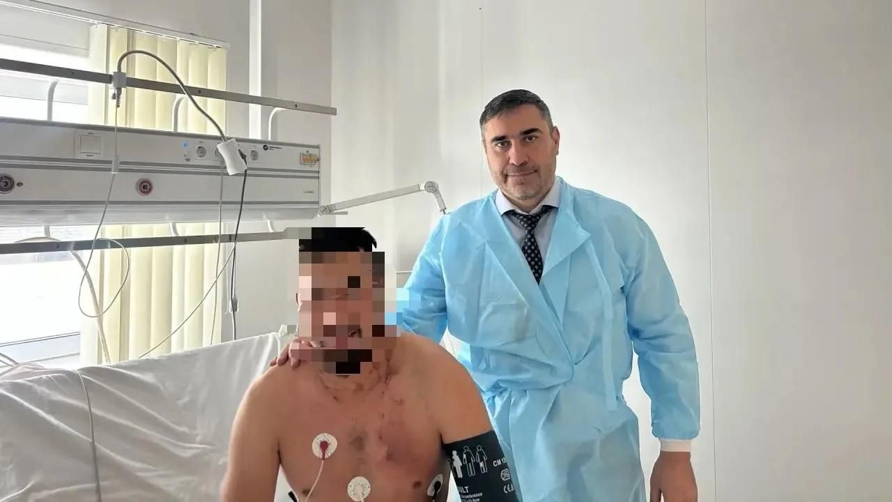 Министр здравоохранения Республики Алтай Дмитрий Хубезов с участником СВО, выжившим после удара молнии Министр здравоохранения Республики Алтай Дмитрий Хубезов с участником СВО, выжившим после удара молнии - РИА Новости, 1920, 06.08.2026