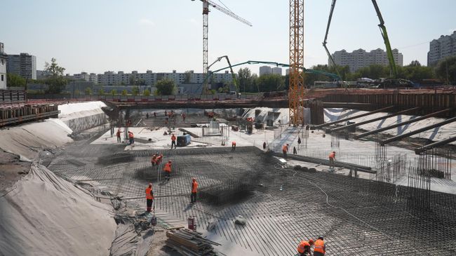 Заливка фундамента строящегося в Москве бизнес-центра Адмирал