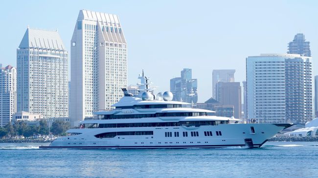 Суперяхта Amadea