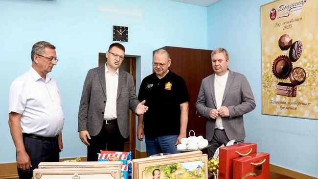 Губернатор Олег Мельниченко во время посещения Пензенской кондитерской фабрики