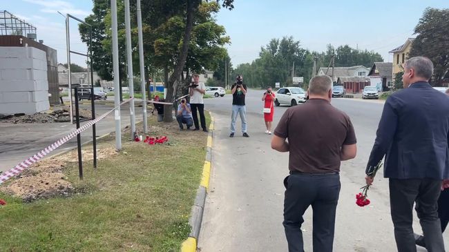 Врио губернатора Брянской области Ковальчук возложил цветы к месту гибели мужчины при атаке ВСУ на АЗС