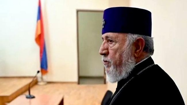 Верховный патриарх и католикос всех армян Гарегин II в здании суда
