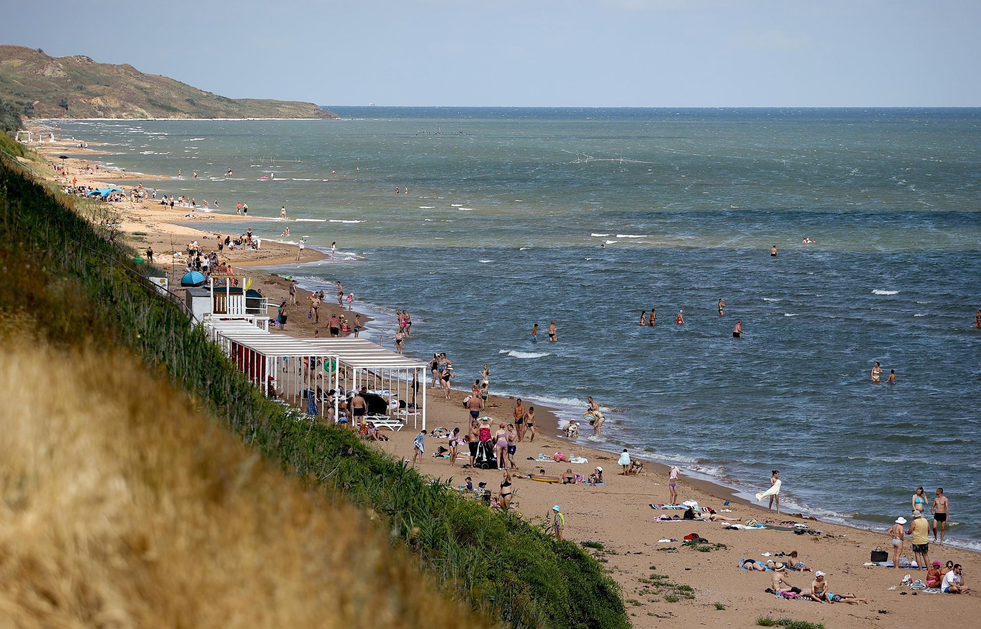 Пляжный отдых на Азовском море в поселке Кучугуры Краснодарского края Пляжный отдых на Азовском море в поселке Кучугуры Краснодарского края - РИА Новости, 1920, 07.08.2026