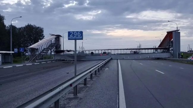 Самосвал снес надземный пешеходный переход на федеральной автодороге Тюмень-Екатеринбург 