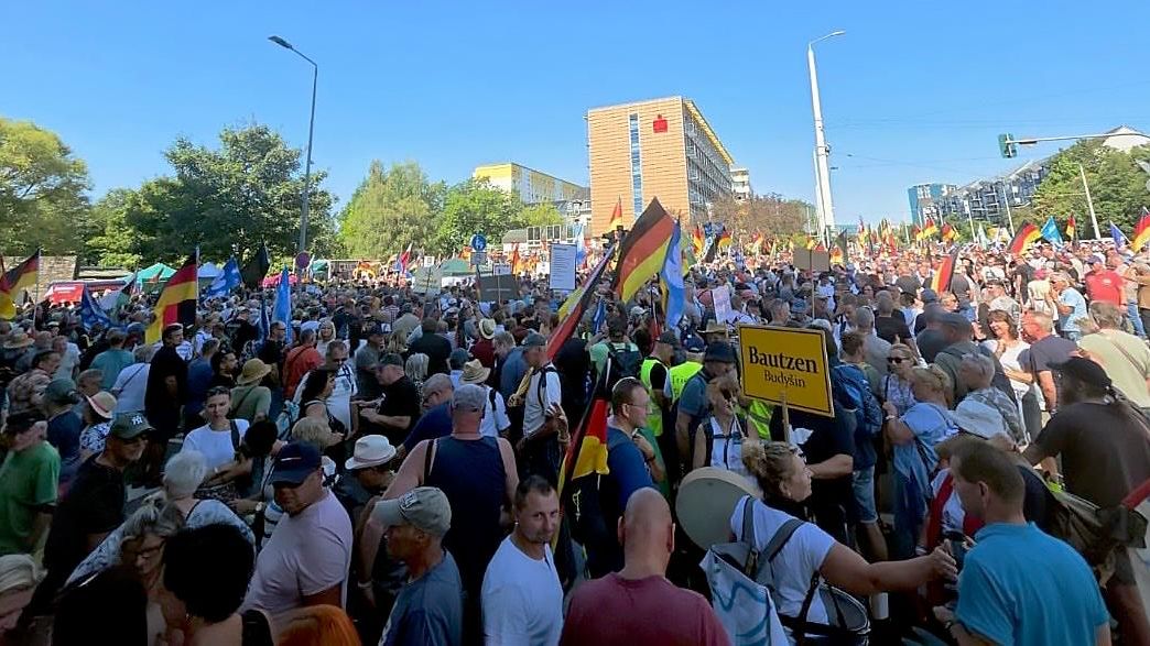 Участники акции протеста против кабинета министров ФРГ в городе Плауэн, Германия - РИА Новости, 1920, 17.08.2026