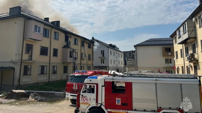 Сотрудники МЧС ликвидируют пожар на кровле жилого дома в Нальчике