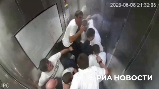 Кадр падения лифта с людьми в Махачкале