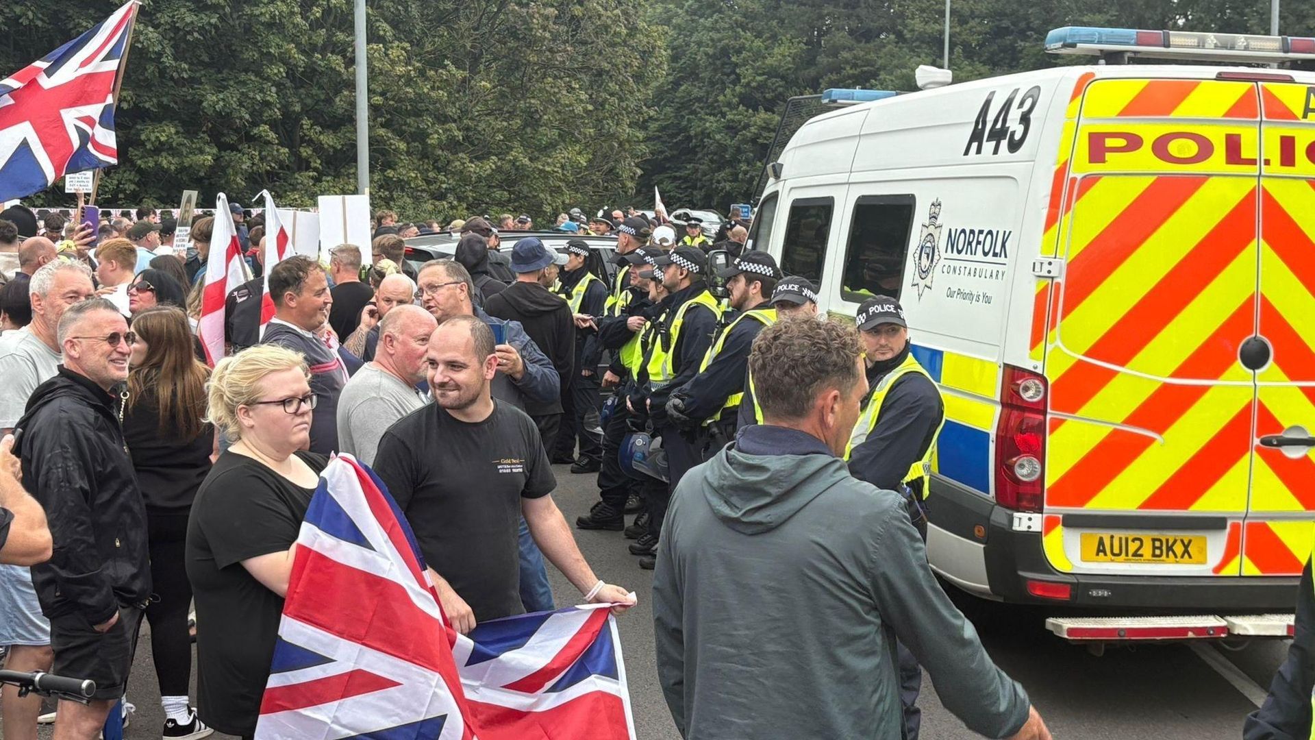 Акция протеста против использования бывшей базы ВВС Британии Барнхэм в качестве центра для просителей убежища Акция протеста против использования бывшей базы ВВС Британии Барнхэм в качестве центра для просителей убежища - РИА Новости, 1920, 09.08.2026
