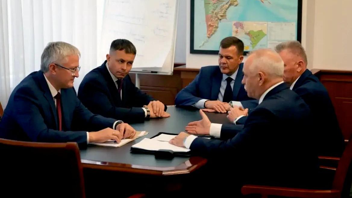 Губернатор Камчатского края Владимир Солодов встретился с новым начальником Пограничного управления ФСБ России по восточному арктическому району Губернатор Камчатского края Владимир Солодов встретился с новым начальником Пограничного управления ФСБ России по восточному арктическому району - РИА Новости, 1920, 10.08.2026