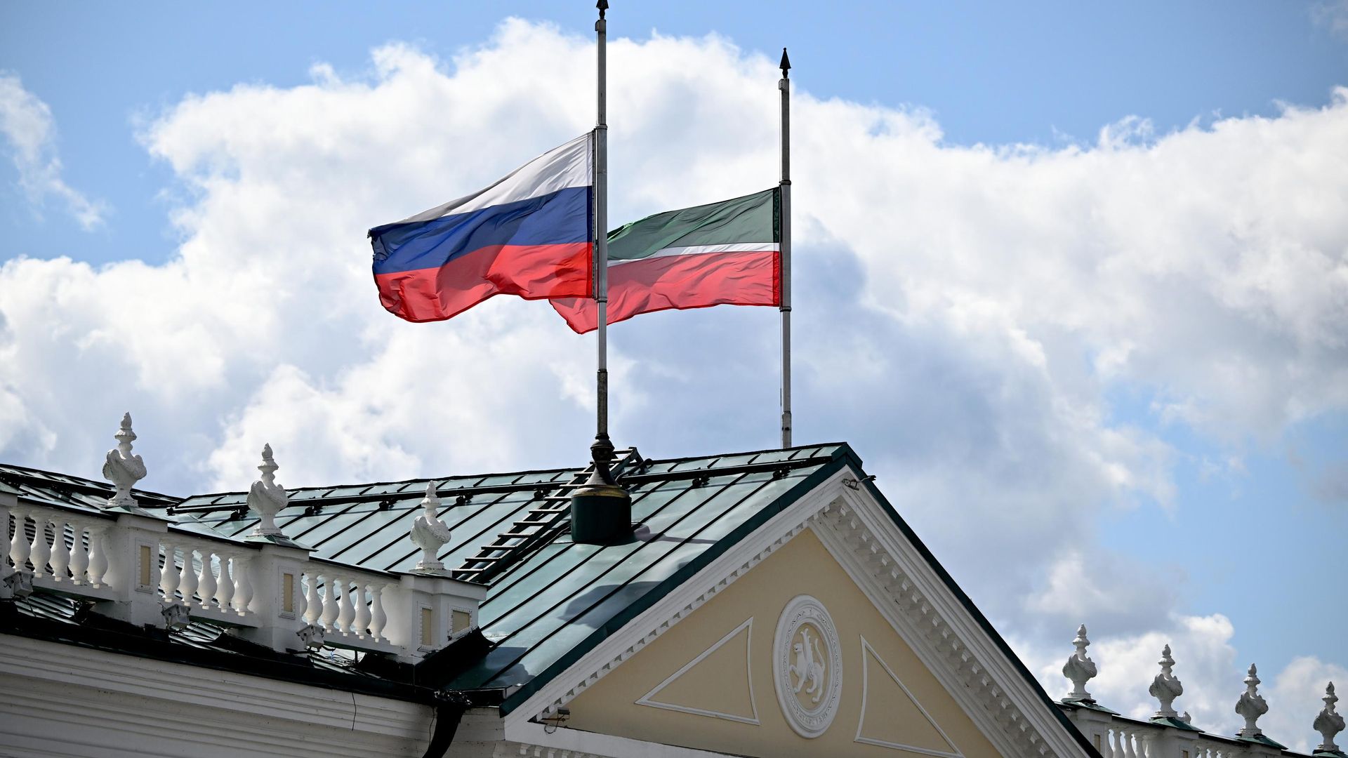 Приспущенные флаги на здании Пушечного (Артиллерийский, Арсенальный) двора на территории Казанского кремля Приспущенные флаги на здании Пушечного (Артиллерийский, Арсенальный) двора на территории Казанского кремля - РИА Новости, 1920, 10.08.2026