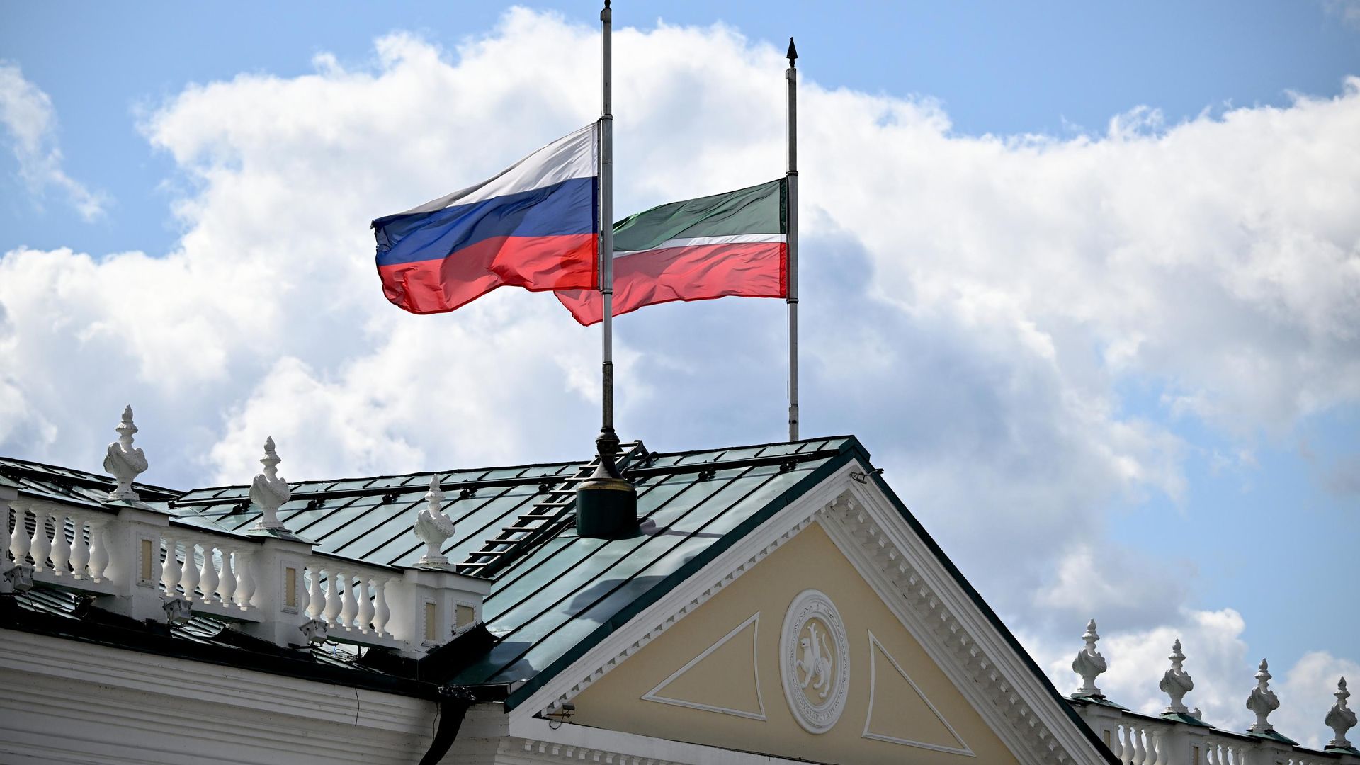 Приспущенные флаги на здании Пушечного (Артиллерийский, Арсенальный) двора на территории Казанского кремля Приспущенные флаги на здании Пушечного (Артиллерийский, Арсенальный) двора на территории Казанского кремля - РИА Новости, 1920, 10.08.2026