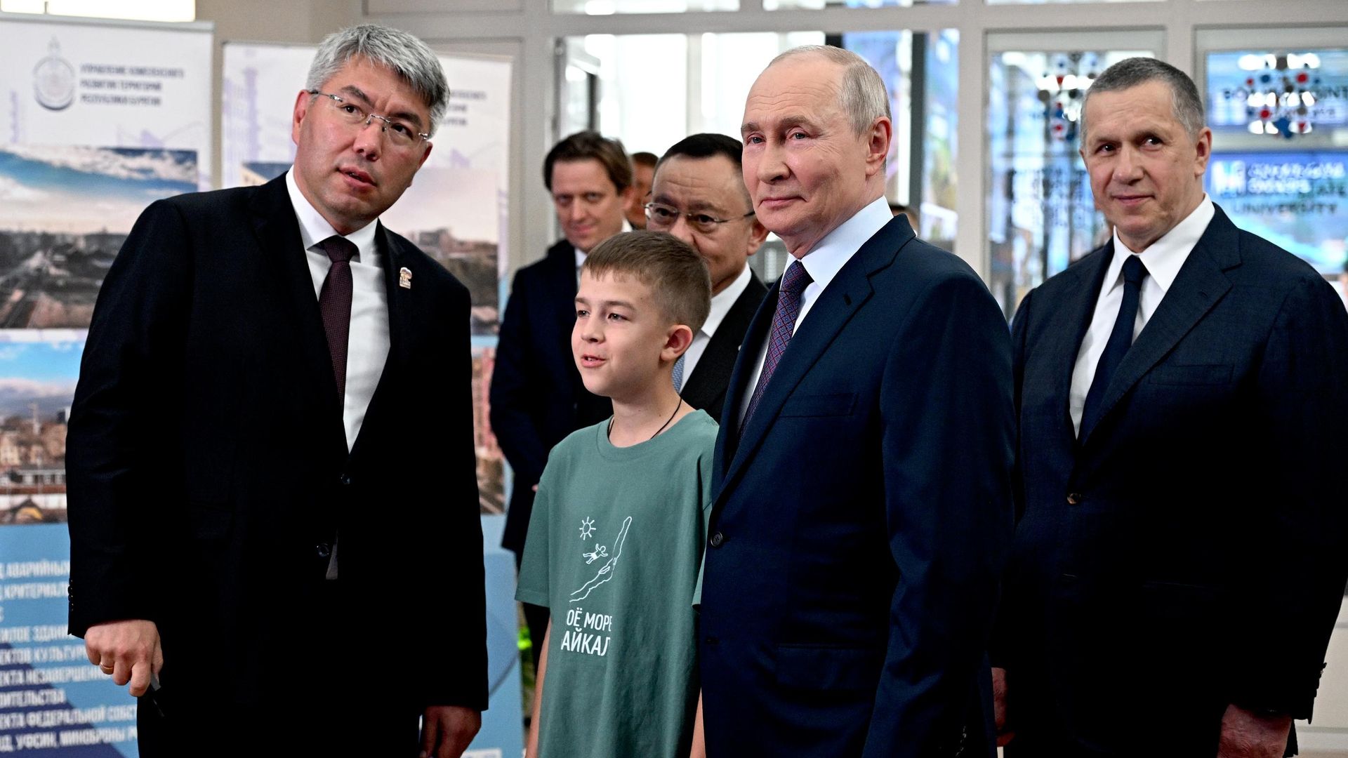 Президент РФ Владимир Путин осматривает выставку в Бурятском государственном университете имени Доржи Банзарова в Улан-Удэ - РИА Новости, 1920, 10.08.2026