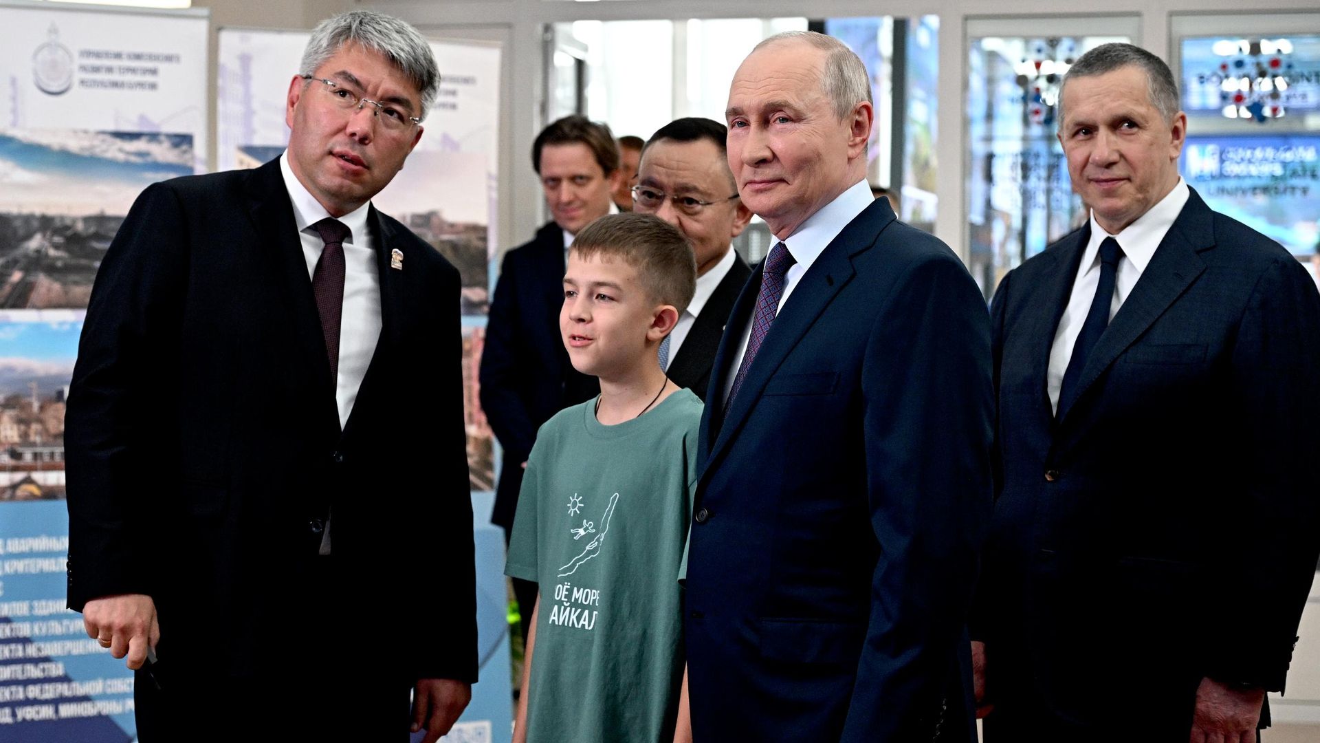 Президент РФ Владимир Путин осматривает выставку в Бурятском государственном университете имени Доржи Банзарова в Улан-Удэ - РИА Новости, 1920, 10.08.2026