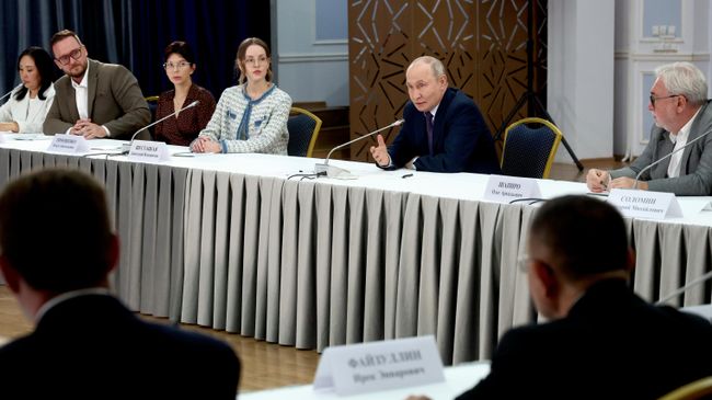 Президент РФ Владимир Путин проводит встречу с градостроителями в Улан-Удэ