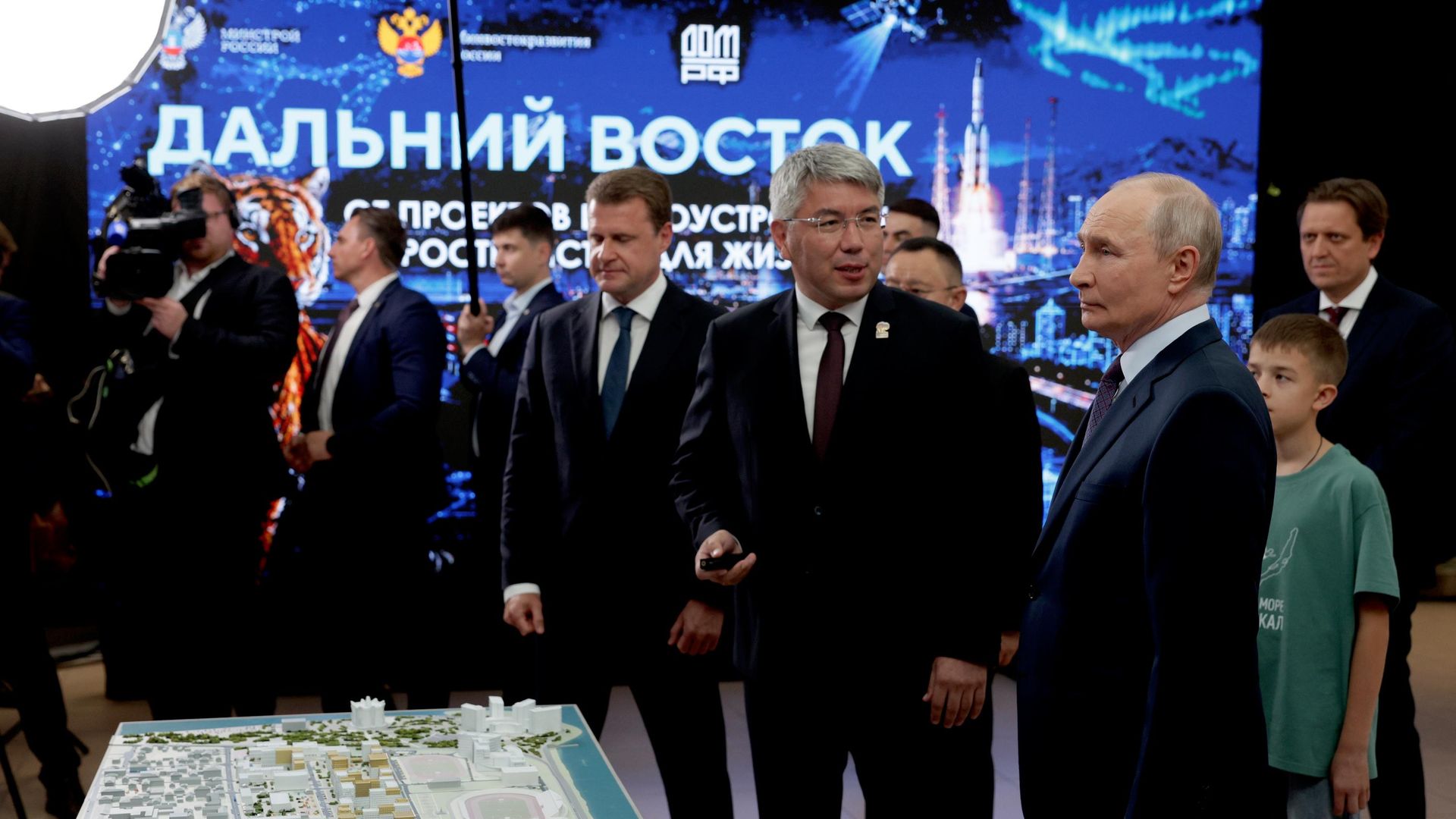 Президент РФ Владимир Путин осматривает выставку в Бурятском государственном университете имени Доржи Банзарова в Улан-Удэ Президент РФ Владимир Путин осматривает выставку в Бурятском государственном университете имени Доржи Банзарова в Улан-Удэ - РИА Новости, 1920, 10.08.2026