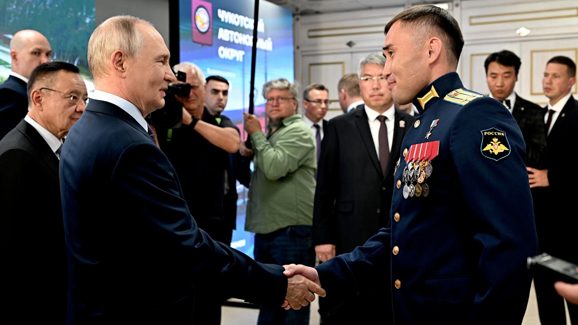 Беседа Путина с участником программы Время героев подполковником Дашибалом Мункожаргаловым Беседа Путина с участником программы Время героев подполковником Дашибалом Мункожаргаловым - РИА Новости, 1920, 10.08.2026