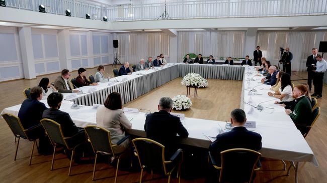 Президент РФ Владимир Путин проводит встречу с градостроителями в Улан-Удэ