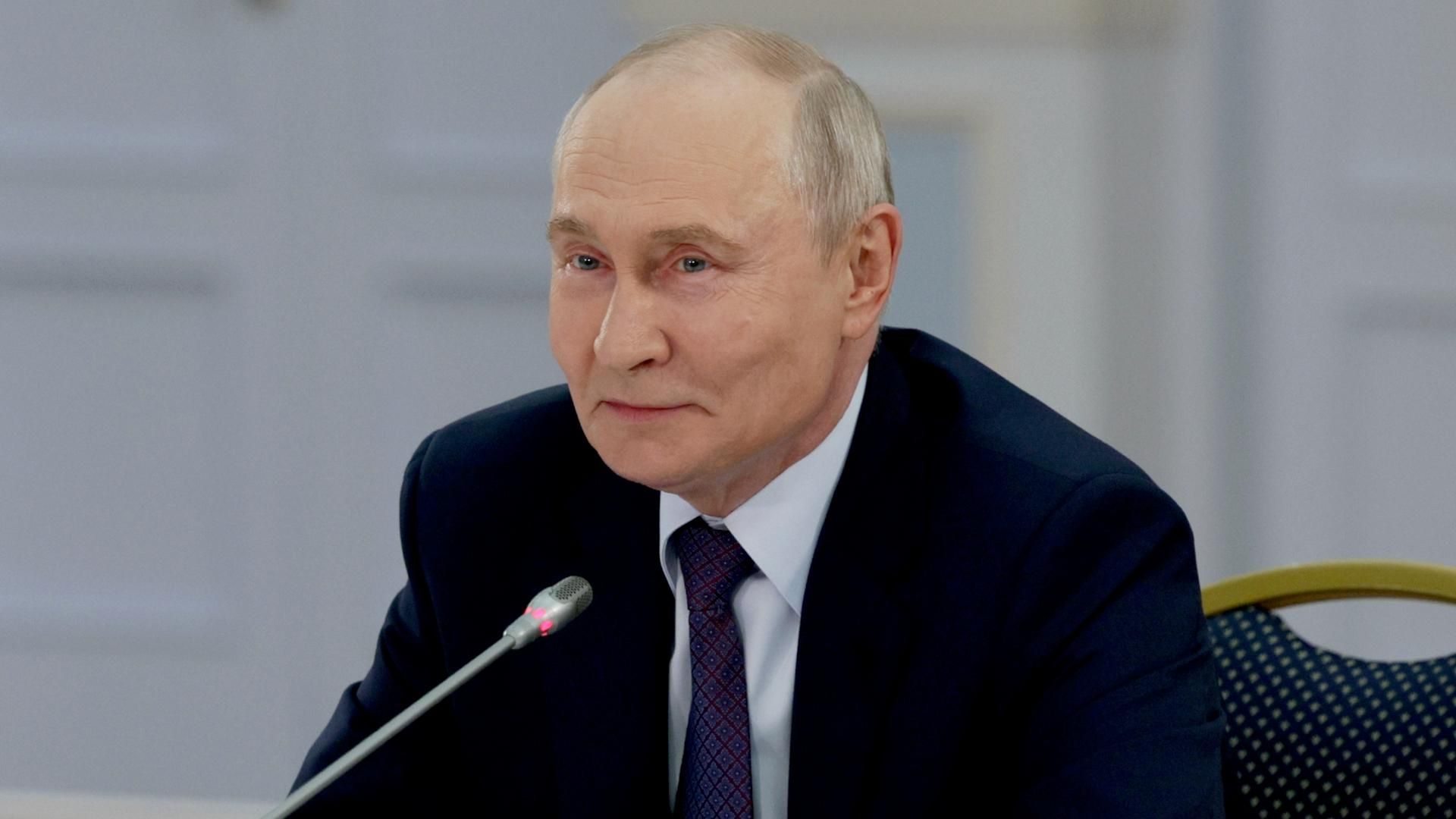 Путин: чиновники должны привыкнуть к критике и работать не ради похвалы - РИА Новости, 1920, 10.08.2026