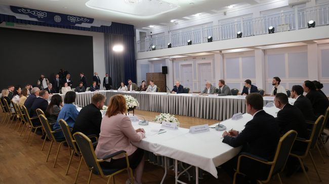 Президент РФ Владимир Путин проводит встречу с градостроителями в Улан-Удэ