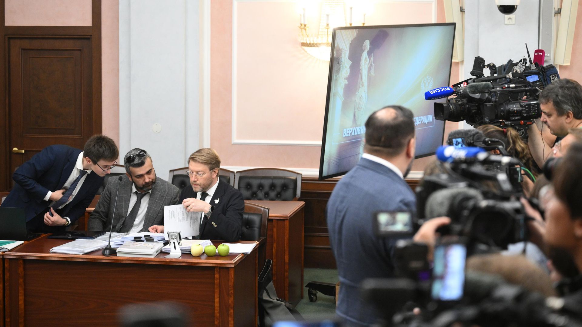 Юрист Виталий Исаков, адвокат Гаджи Алиев и председатель Яблока Николай Рыбаков на заседании Верховного суда по иску о снятии кандидатов от партии с выборов в Госдуму Юрист Виталий Исаков, адвокат Гаджи Алиев и председатель Яблока Николай Рыбаков на заседании Верховного суда по иску о снятии кандидатов от партии с выборов в Госдуму - РИА Новости, 1920, 10.08.2026