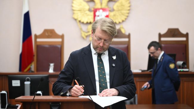 Председатель партии Яблоко Николай Рыбаков в перерыве заседания Верховного суда по иску о снятии партии Яблоко с выборов в Госдуму