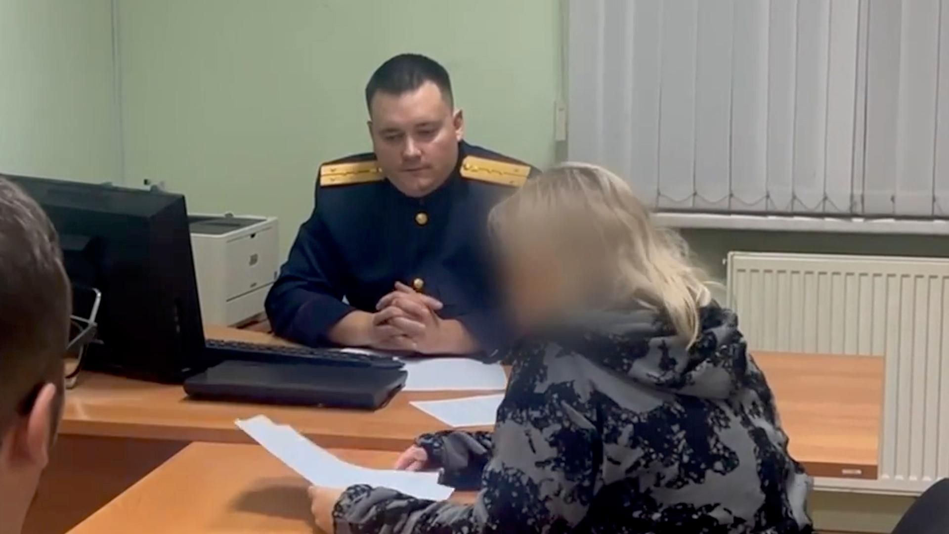 Допрос женщины, столкнувшей трехлетнюю дочь с десятого этажа Допрос женщины, столкнувшей трехлетнюю дочь с десятого этажа - РИА Новости, 1920, 11.08.2026