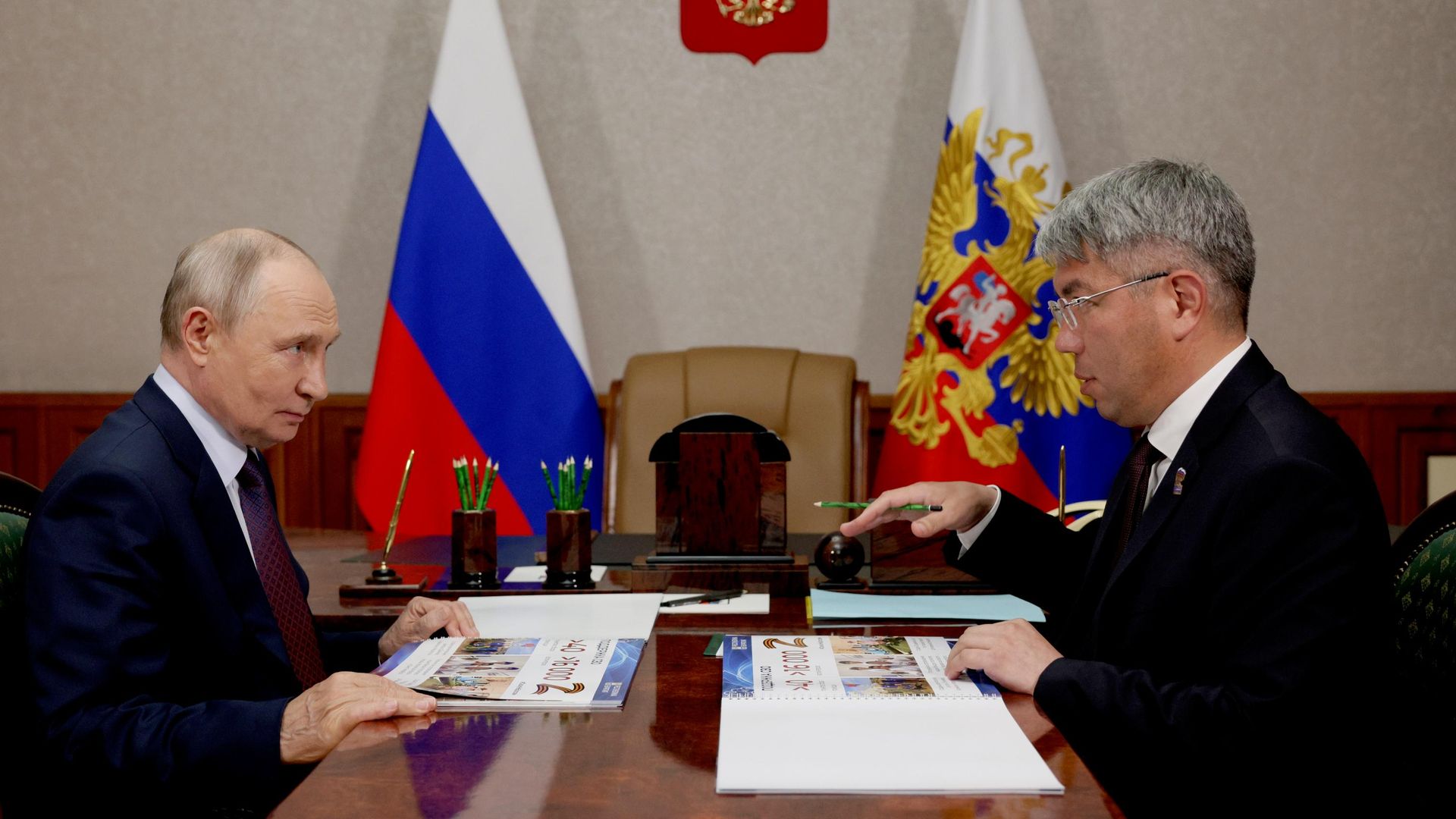 Президент РФ Владимир Путин и глава Бурятии Алексей Цыденов во время встречи в Улан-Удэ Президент РФ Владимир Путин и глава Бурятии Алексей Цыденов во время встречи в Улан-Удэ - РИА Новости, 1920, 11.08.2026