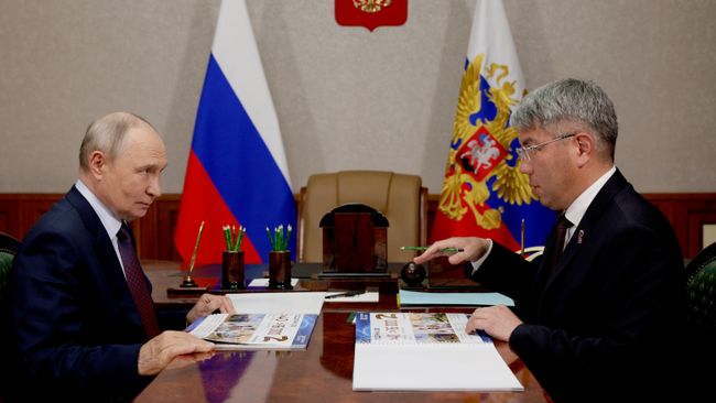 Президент РФ Владимир Путин и глава Бурятии Алексей Цыденов во время встречи в Улан-Удэ