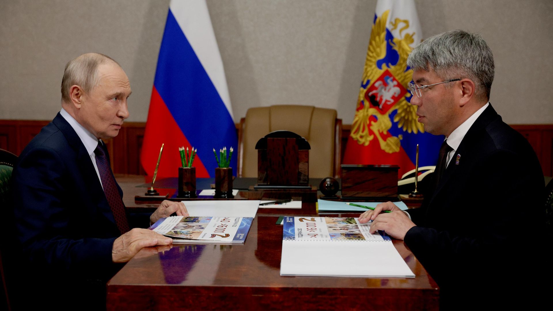 Президент РФ Владимир Путин и глава Бурятии Алексей Цыденов во время встречи в Улан-Удэ Президент РФ Владимир Путин и глава Бурятии Алексей Цыденов во время встречи в Улан-Удэ - РИА Новости, 1920, 10.08.2026