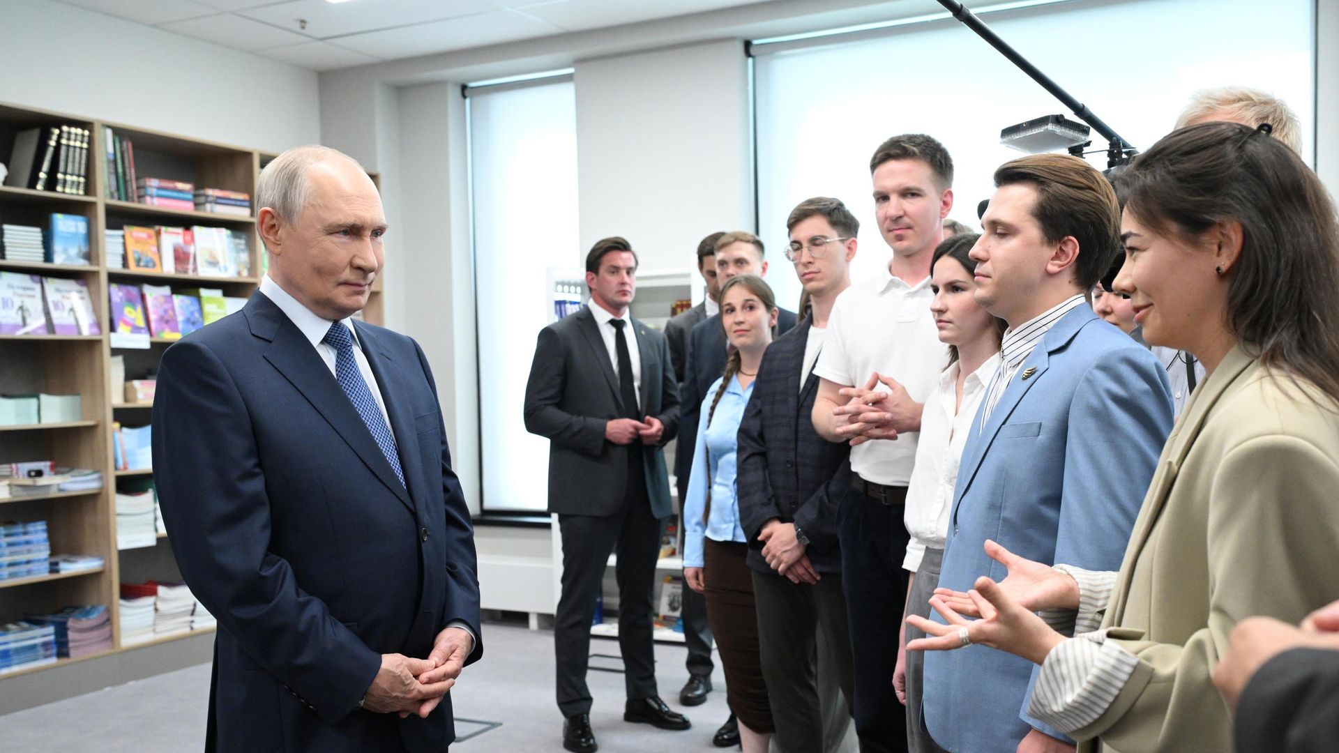 Президент РФ Владимир Путин во время встречи со студентами, аспирантами и молодыми учёными Новосибирской области в Новосибирском Государственном Университете Президент РФ Владимир Путин во время встречи со студентами, аспирантами и молодыми учёными Новосибирской области в Новосибирском Государственном Университете - РИА Новости, 1920, 11.08.2026