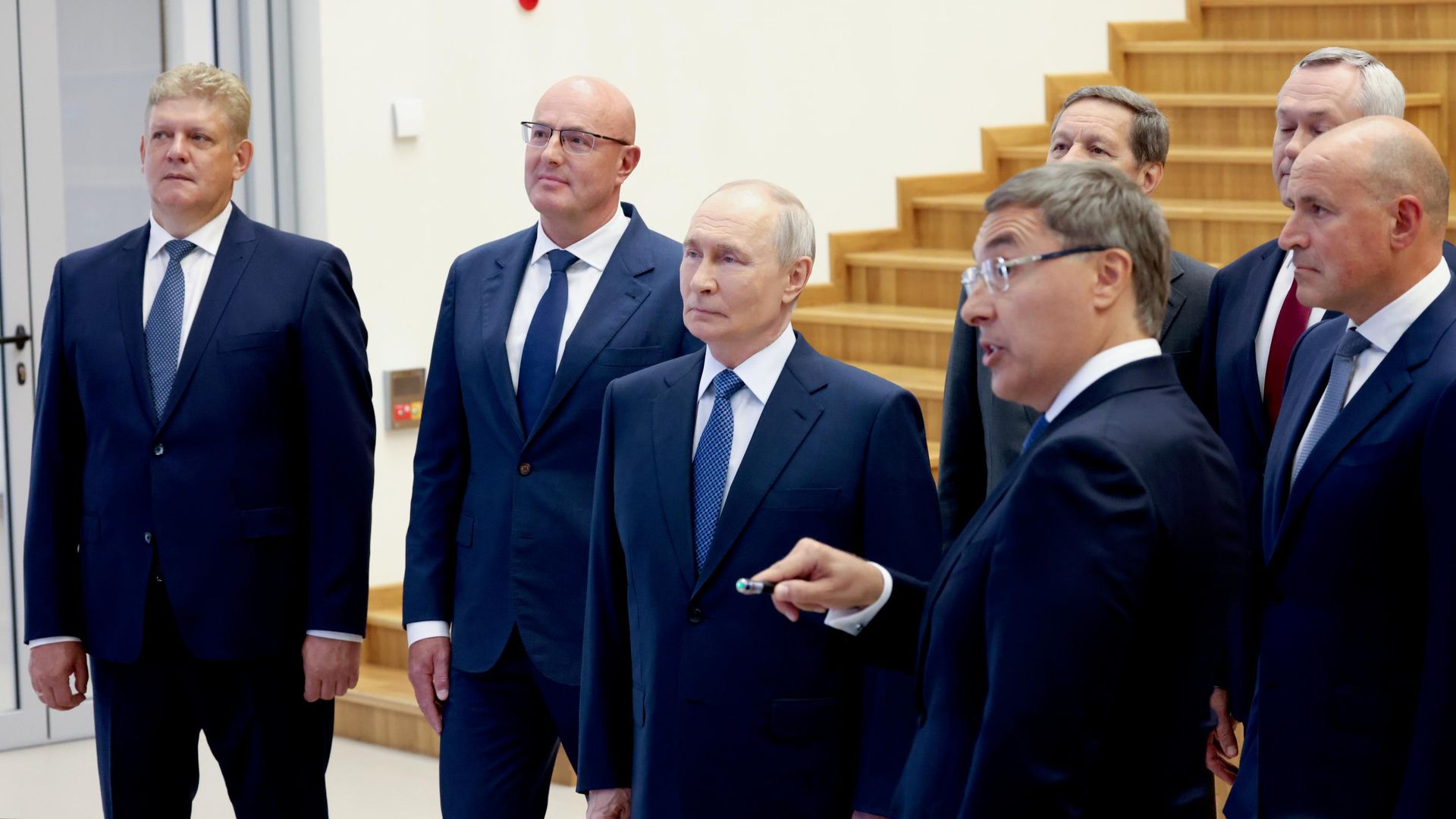 Президент РФ Владимир Путин во время посещения досугового центра Новосибирского Государственного Университета Президент РФ Владимир Путин во время посещения досугового центра Новосибирского Государственного Университета - РИА Новости, 1920, 11.08.2026