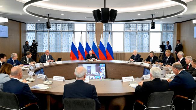 Президент РФ Владимир Путин выступает на заседании Совета по науке и образованию в Новосибирске Президент РФ Владимир Путин выступает на заседании Совета по науке и образованию в Новосибирске