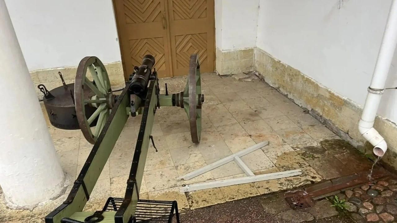 Мужчина в нетрезвом виде переместил артиллерийское орудие в Приоратском дворце в Ленобласти Мужчина в нетрезвом виде переместил артиллерийское орудие в Приоратском дворце в Ленобласти - РИА Новости, 1920, 11.08.2026