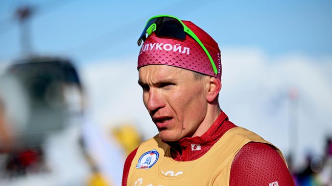 Александр Большунов после финиша в забеге на 10 км свободным стилем с масс-старта среди мужчин в финале Кубка России по лыжным гонкам в Кировске.