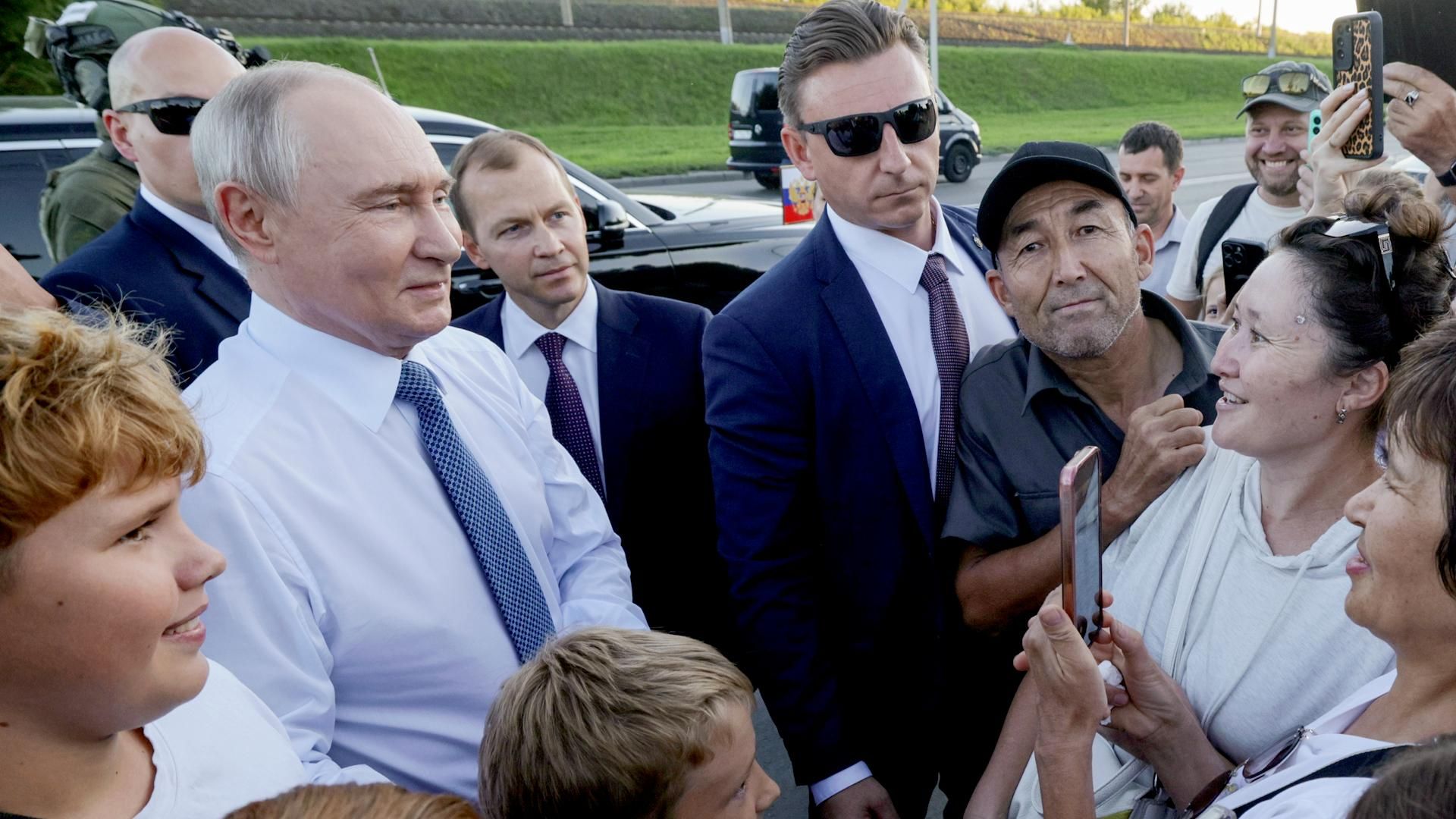 Владимир Путин общается с жителями Новосибирска Владимир Путин общается с жителями Новосибирска - РИА Новости, 1920, 11.08.2026