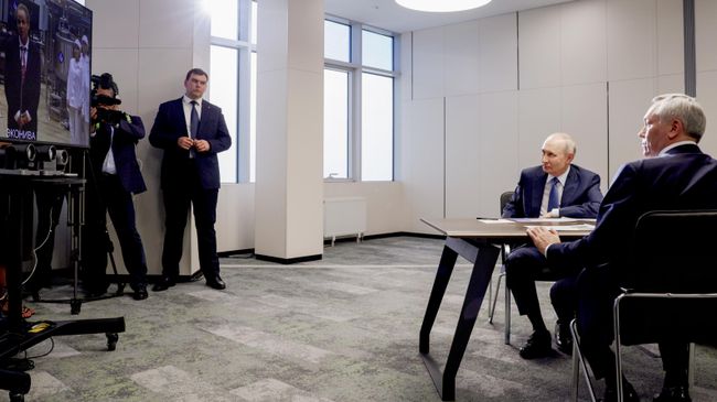  Президент РФ Владимир Путин и губернатор Новосибирской области Андрей Травников во время встречи. В ходе встречи президент по видеосвязи дал старт работе производства по переработке молока компании Сибирская академия молочных наук. 11 августа 2026