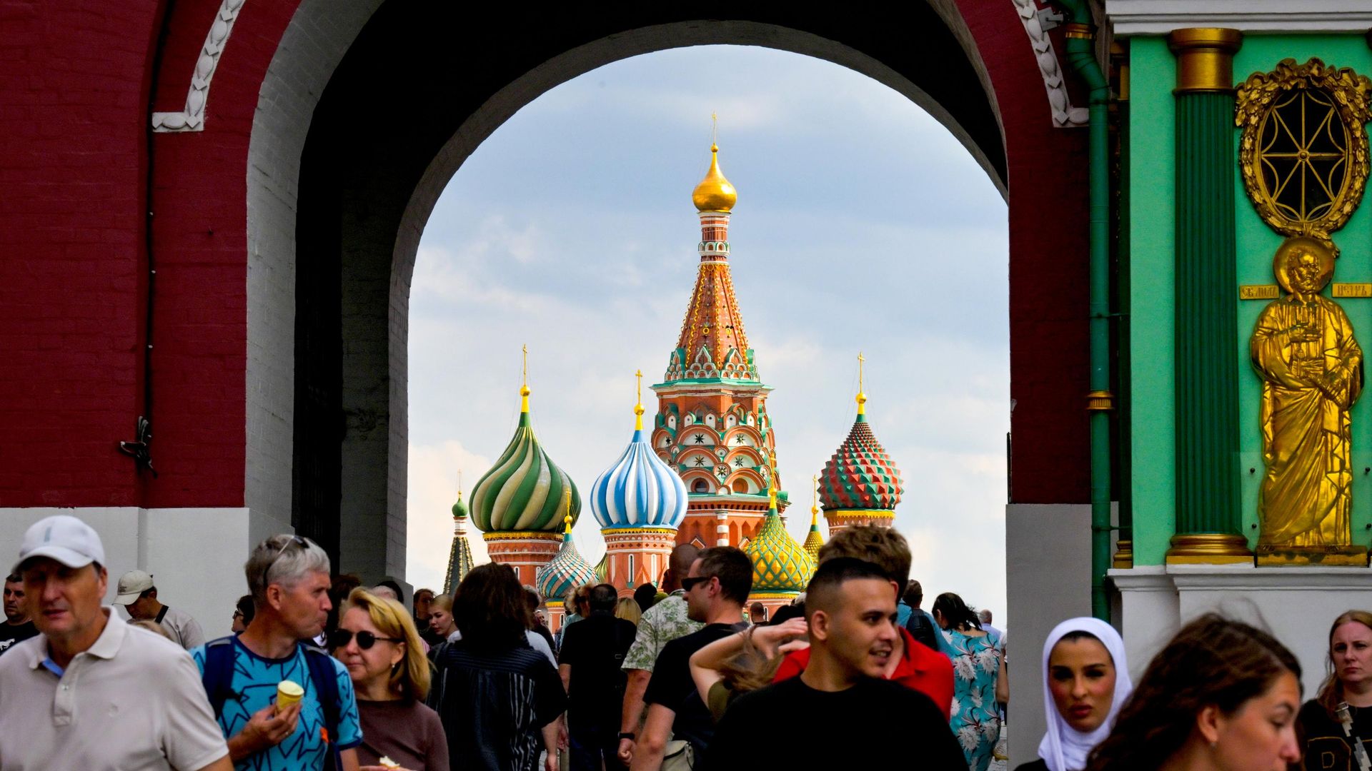 Люди проходят через арку Воскресенских ворот в Москве Люди проходят через арку Воскресенских ворот в Москве - РИА Новости, 1920, 22.09.2026