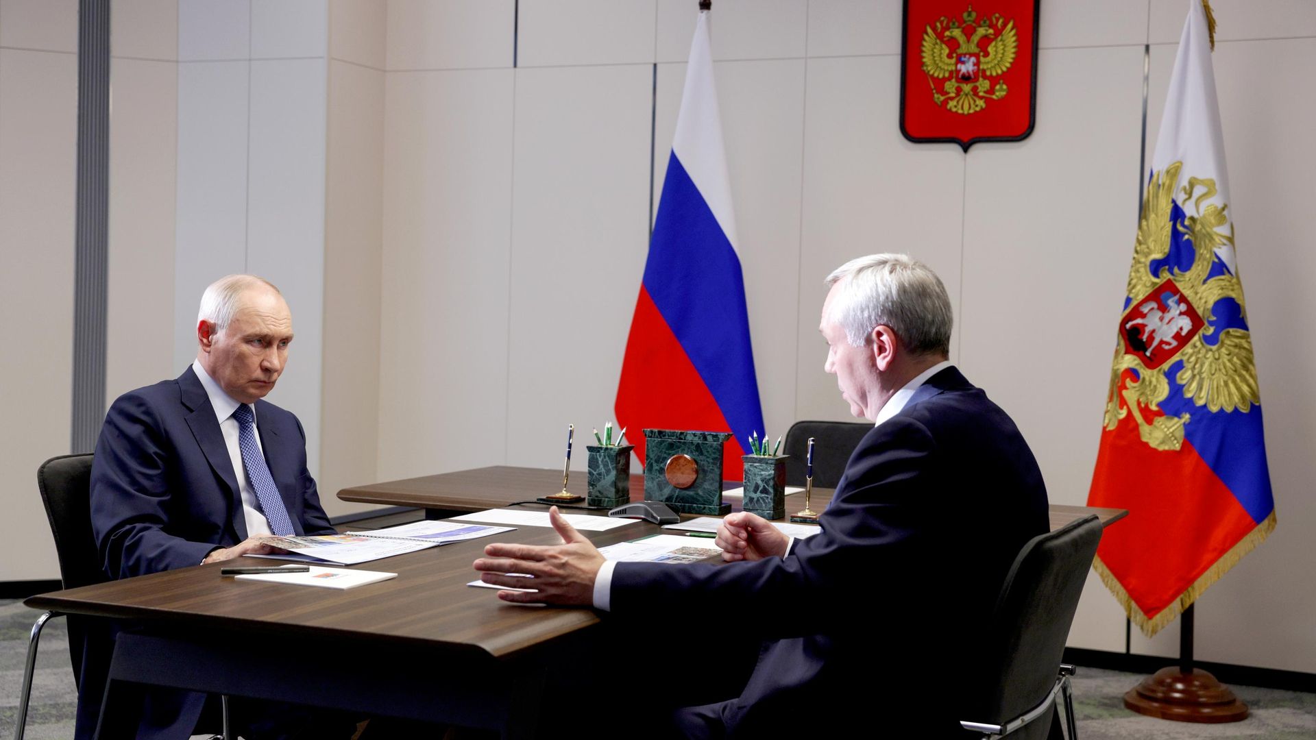 Президент РФ Владимир Путин и губернатор Новосибирской области Андрей Травников во время встречи. 11 августа 2026 Президент РФ Владимир Путин и губернатор Новосибирской области Андрей Травников во время встречи. 11 августа 2026 - РИА Новости, 1920, 11.08.2026